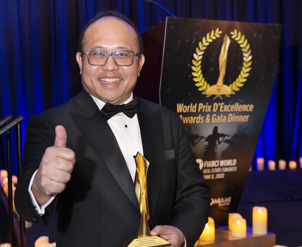 Lee receives the World Gold Winner trophy.