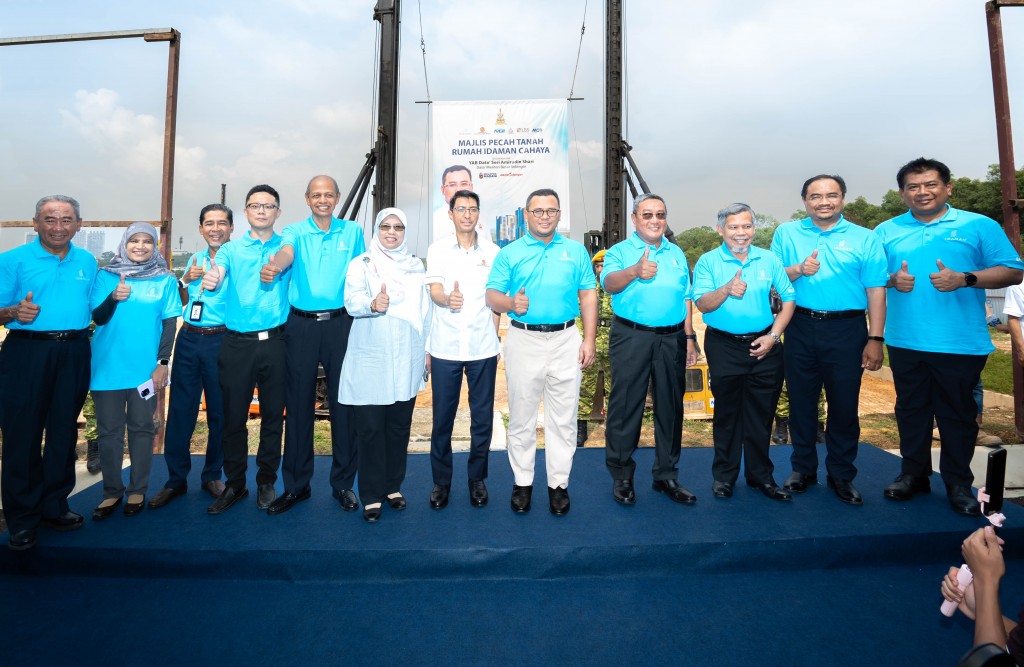 Giving the thumbs up are Rodziah (sixth from left), Ahmad (sixth from right), Amirudin (fifth from right) and dignitaries at the ground-breaking ceremony.