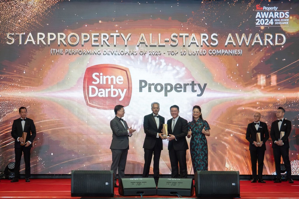 Azmir (third from left) accepting the All-Stars trophy from Nga as Star Media Group chief executive officer Chan Seng Fatt (second from left) and chief business officer Lydia Wang (third from right) applaud.