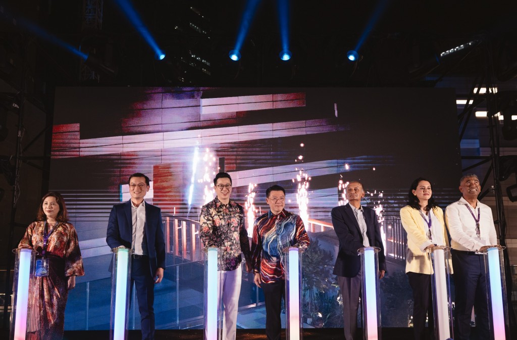 Launching the 12-metre link bridge connecting TRX Residences to the activated rooftop TRX City Park and The Exchange TRX retail are (from left) are Yong, Tan, Chan, Nga, Nambiar, Khan and Ismadi.